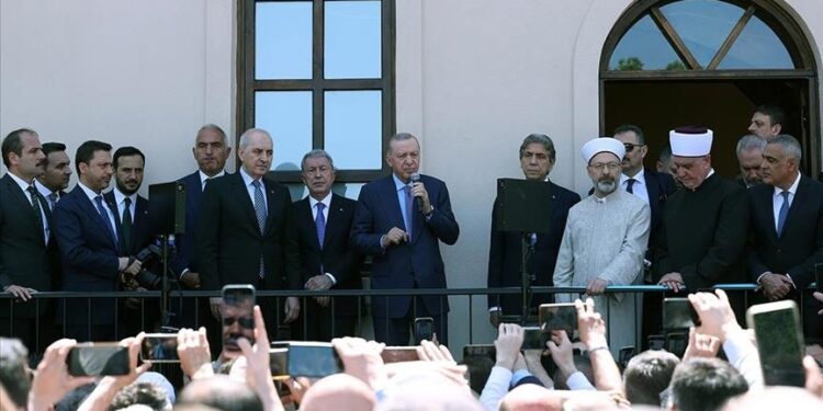 الرئيس أردوغان يفتتح مسجدا تاريخيا بإسطنبول بعد ترميمه