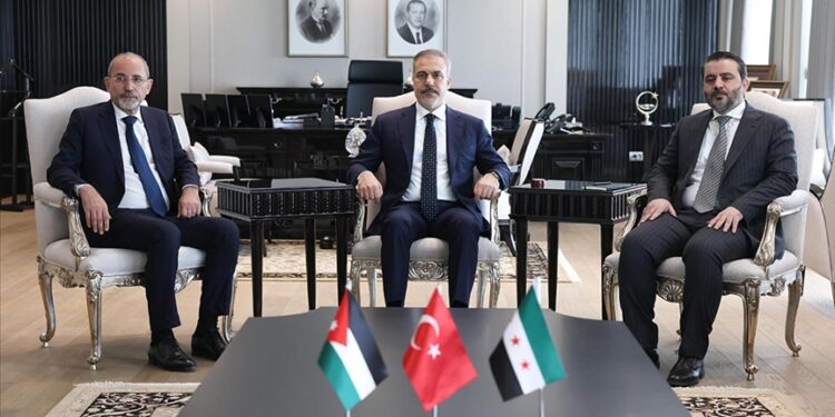 وزراء خارجية تركيا وسوريا والأردن يلتقون في أنقرة