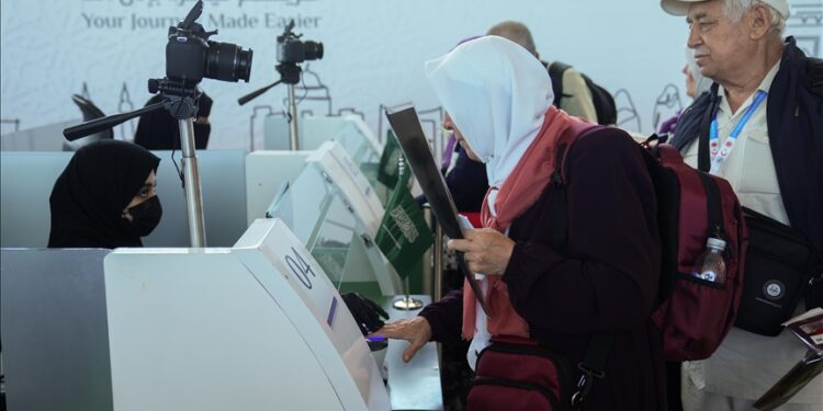 السفير السعودي لدى تركيا يودع الحجاج في مطار أسنبوغا