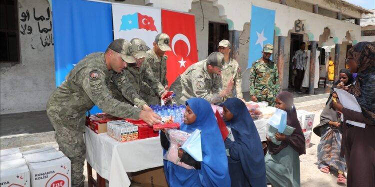 الدفاع التركية تقدم مساعدات لدور أيتام في الصومال