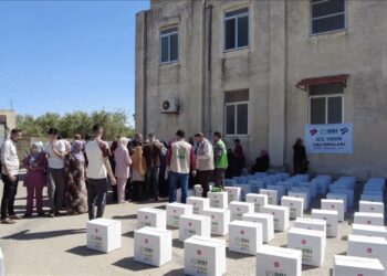 الإغاثة الإنسانية التركية توزع مساعدات في القنيطرة السورية