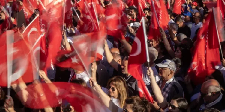 إسطنبول.. حملة اعتقالات واسعة لمسؤولين منتمين للمعارضة