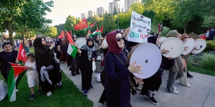 غزة الحرة.. مسيرة في إسطنبول تتضامن مع الفلسطينيين