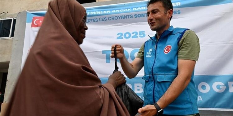 تركيا توزع لحوم الأضاحي على محتاجين في مالي