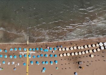 الراية الزرقاء تنادي السياح إلى شواطئ مرسين التركية