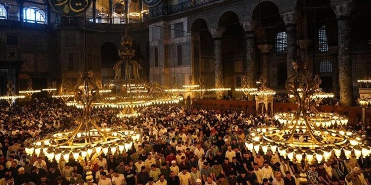 مساجد إسطنبول تفيض بالمصلين في صلاة العيد