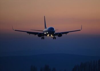 وزير النقل التركي: رفع القيود الجوية في المنطقة باستثناء إيران