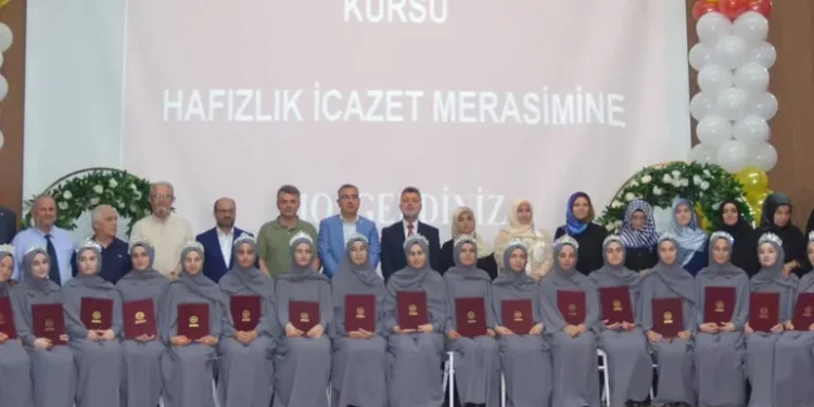 تركيا.. موكب احتفالي يجوب شوارع مدينة صقاريا تكريما لفتيات أتممن حفظ القرآن