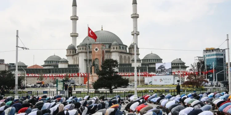 هل تُقر تركيا إجازة صلاة الجمعة للموظفين؟