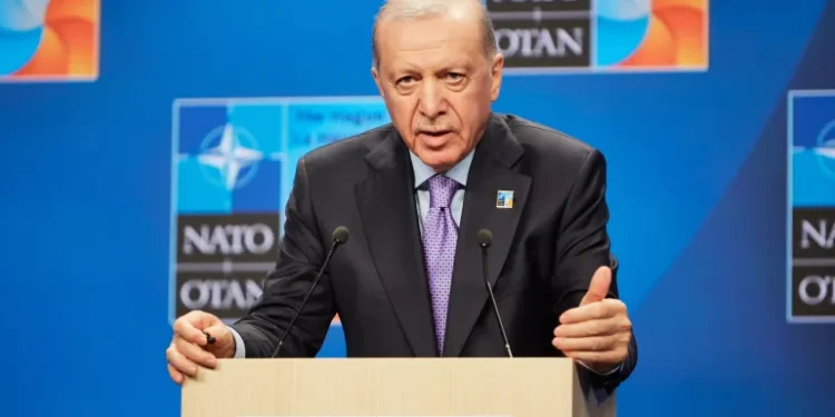 أردوغان يرسم خطوطه الحمراء بسوريا ويطالب ترامب بوقف قتل المجوعين بغزة
