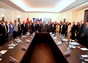 وزير التجارة التركي يستعرض إنجازات قطاع الملابس الجاهزة