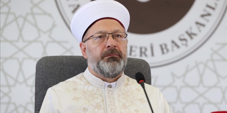 رئيس الشؤون الدينية التركي يلتقي 11 أمريكيا اعتنقوا الإسلام