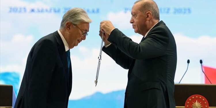 أردوغان يقلد توكاييف وسام الدولة