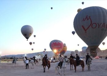 سحر كبادوكيا يتجلى على صهوات الخيول ومناطيد السماء