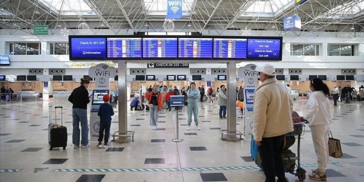 مطارا أنطاليا وإسطنبول يحققان أرقاما قياسية بعدد المسافرين