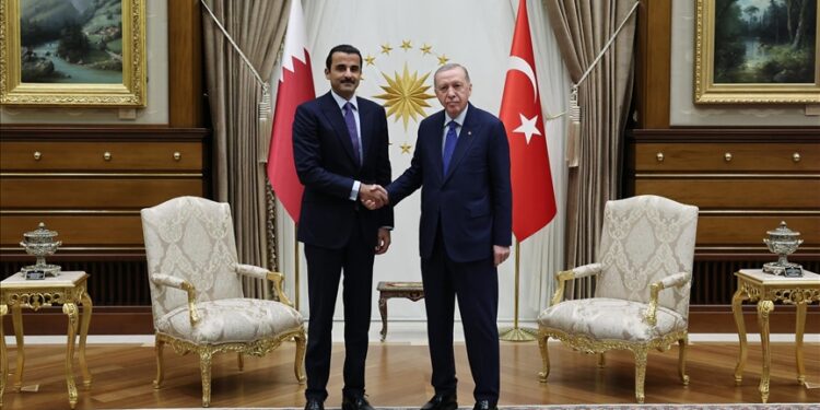 أمير قطر يهنئ الرئيس أردوغان بـ"يوم الديمقراطية والوحدة الوطنية"