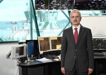 وزير النقل التركي: دخلنا العصر الأخضر في الطيران المدني بوقود مستدام