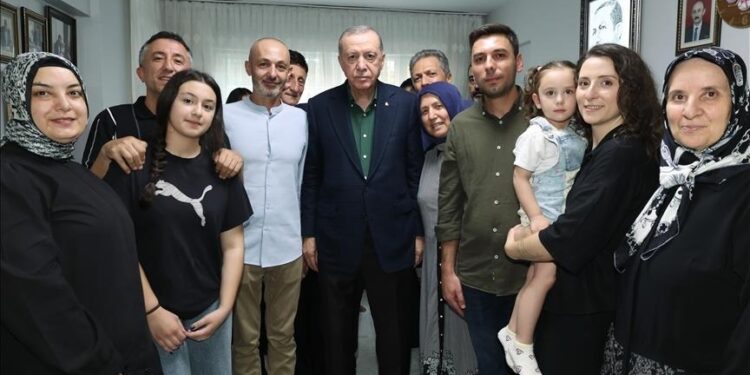 أردوغان يزور والدة شهيدين من ضحايا المحاولة الانقلابية الفاشلة