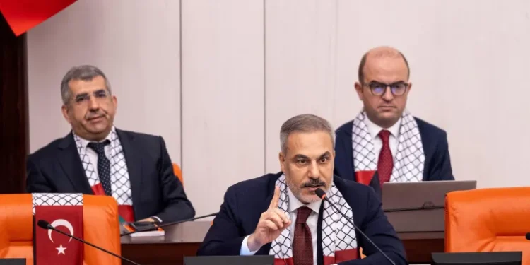 فيدان يعلن موافقة أردوغان على إسقاط مساعدات جوية لغزة