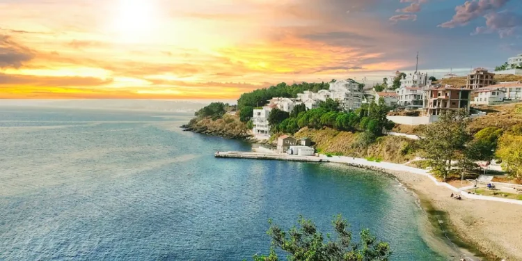 سينوب التركية.. شواطئ "المدينة السعيدة" تمنح زوارها عطلة مثالية