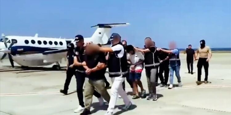 تركيا تعلن جلب 3 مطلوبين دوليا بالنشرة الحمراء من روسيا