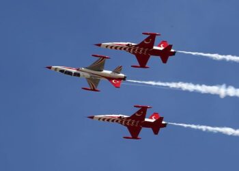 عرض جوي مثير لفريق "النجوم التركية"