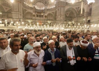 إسطنبول.. جامع الفاتح يصدح بالدعاء لغزة