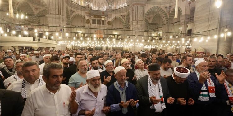 إسطنبول.. جامع الفاتح يصدح بالدعاء لغزة
