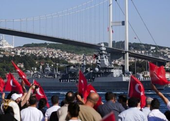 إسطنبول.. اهتمام شعبي كبير باستعراض "تكنوفيست الوطن الأزرق"