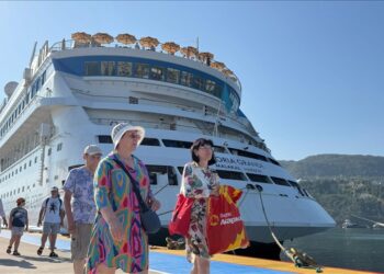 995 سائحا روسيا يصلون أماصرا التركية عبر سفينة فاخرة