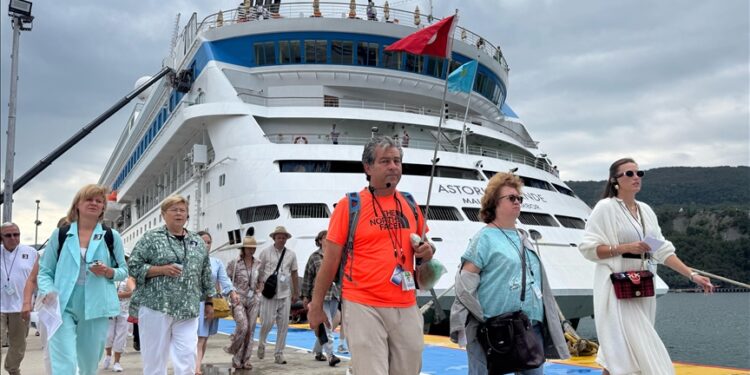 عملاق الرحلات البحرية "أستوريا غراندي" ترسو في أماصرا التركية