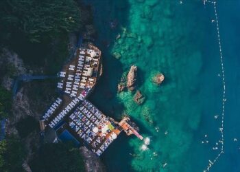 برايته الزرقاء.. شاطئ فاليز التركي يكتظ بالسياح