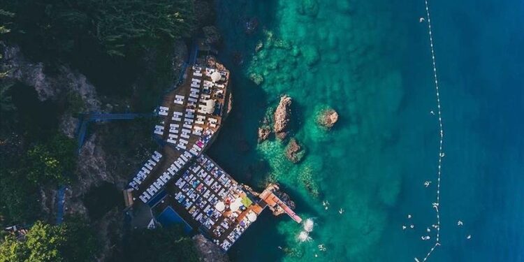 برايته الزرقاء.. شاطئ فاليز التركي يكتظ بالسياح