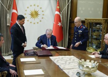 أردوغان يعين قائد القوات البرية رئيسا لهيئة الأركان العامة
