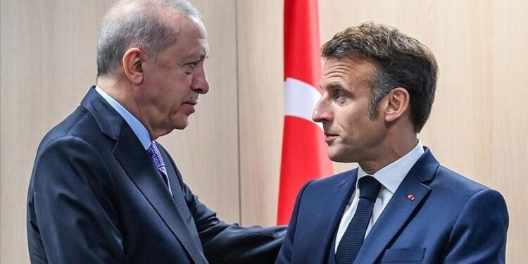 أردوغان وماكرون يبحثان السلام بين روسيا وأوكرانيا وتطورات غزة