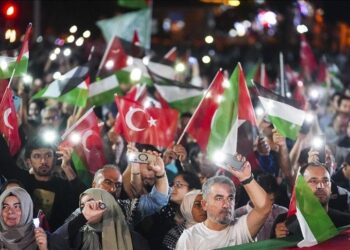 إسطنبول.. أكثر من 100 ألف مشارك في مسيرة "كن أملا لغزة"