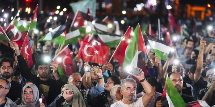 إسطنبول.. أكثر من 100 ألف مشارك في مسيرة "كن أملا لغزة"