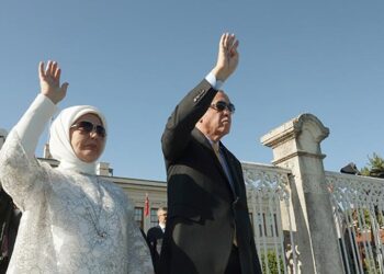 أمينة أردوغان تحتفي باستعراض "تكنوفيست الوطن الأزرق"