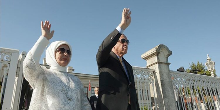 أمينة أردوغان تحتفي باستعراض "تكنوفيست الوطن الأزرق"