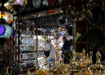 سياح تركيا يشترون هدايا بمليار و48 مليون دولار خلال 6 أشهر