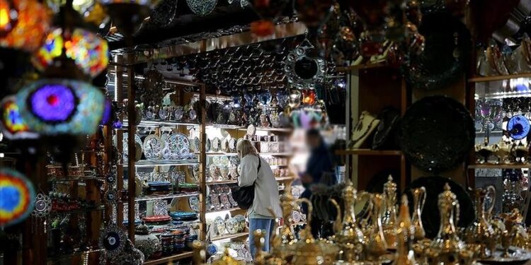 سياح تركيا يشترون هدايا بمليار و48 مليون دولار خلال 6 أشهر