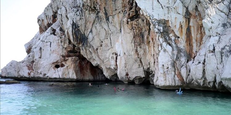 شاطئ "بويوك جطلجه".. كهوف وسط مياه فيروزية بأنطاليا التركية