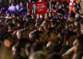 محكمة تركية تعزل رئيس حزب الشعب الجمهوري بإسطنبول