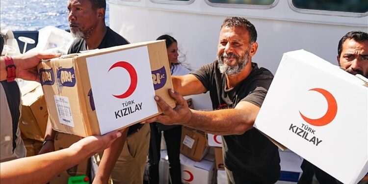 الهلال الأحمر التركي يمد "أسطول الصمود" بالأغذية والأدوية