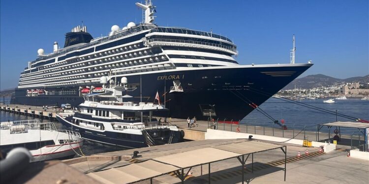 سفينة "إكسبلورا 1" السياحية ترسو في ميناء بودروم التركي