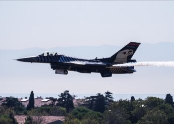 "تكنوفيست".. عروض جوية مبهرة في سماء إسطنبول