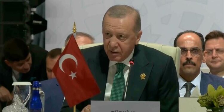 أردوغان بقمة الدوحة: يجب تكثيف جهودنا لتعزيز العقوبات على إسرائيل