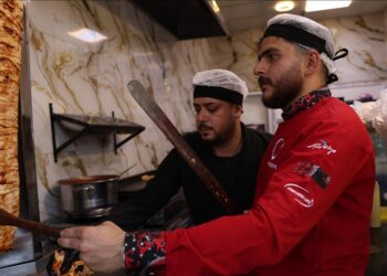 لاجئ سوري ينقل الشاورما التركية إلى بلاده