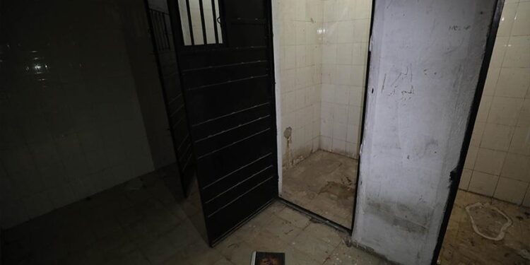 دمشق.. الأناضول التركية تدخل زنزانة احتجز فيها النظام المخلوع صحفيا أمريكيا