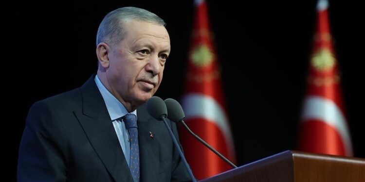أردوغان يهنئ المنتخب التركي لكرة السلة لبلوغه نهائي أوروبا